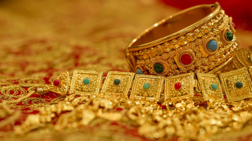 Gold futures climbed Rs 462 